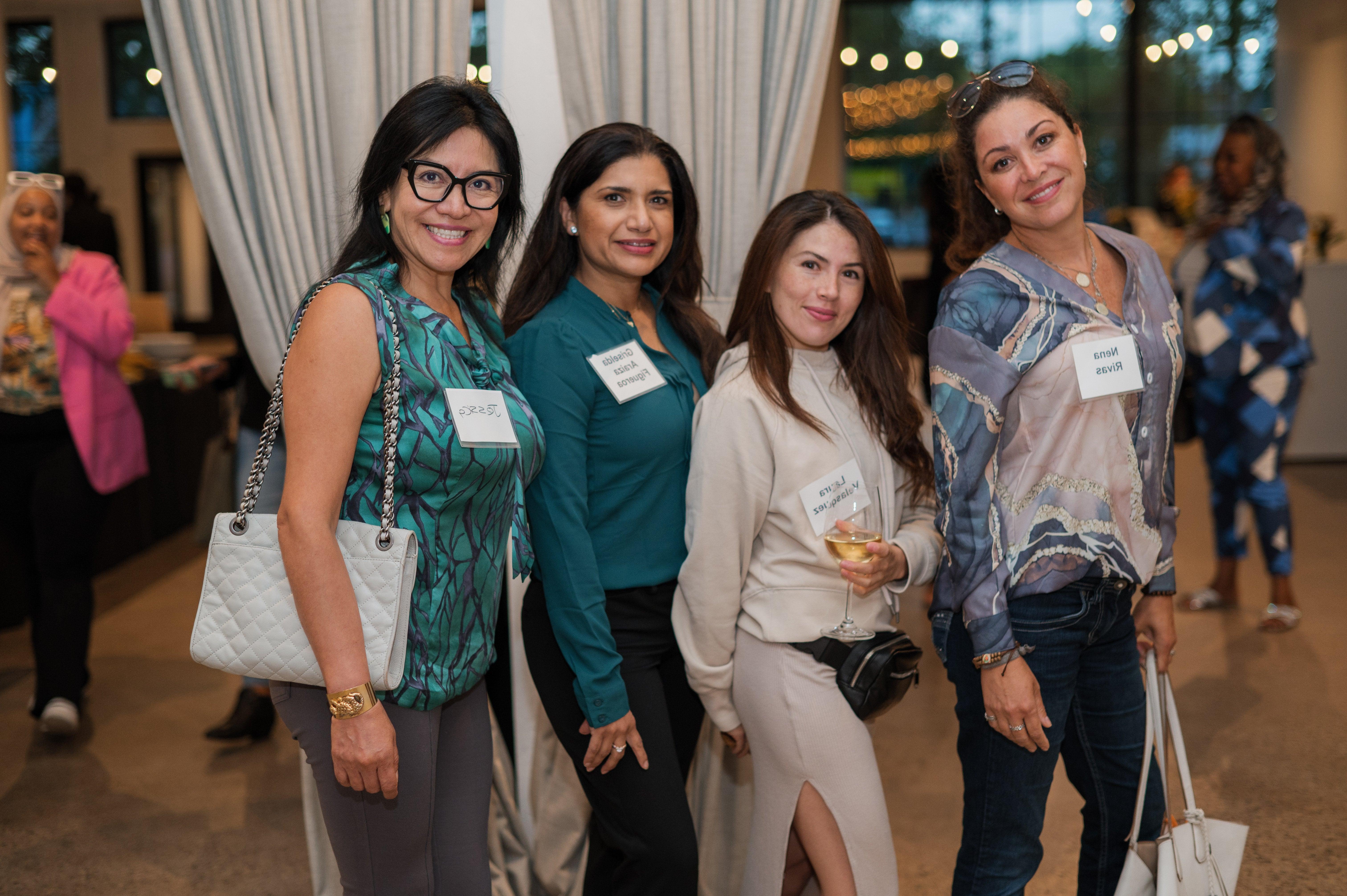 五名女性在“女性企业家的力量”活动上合影